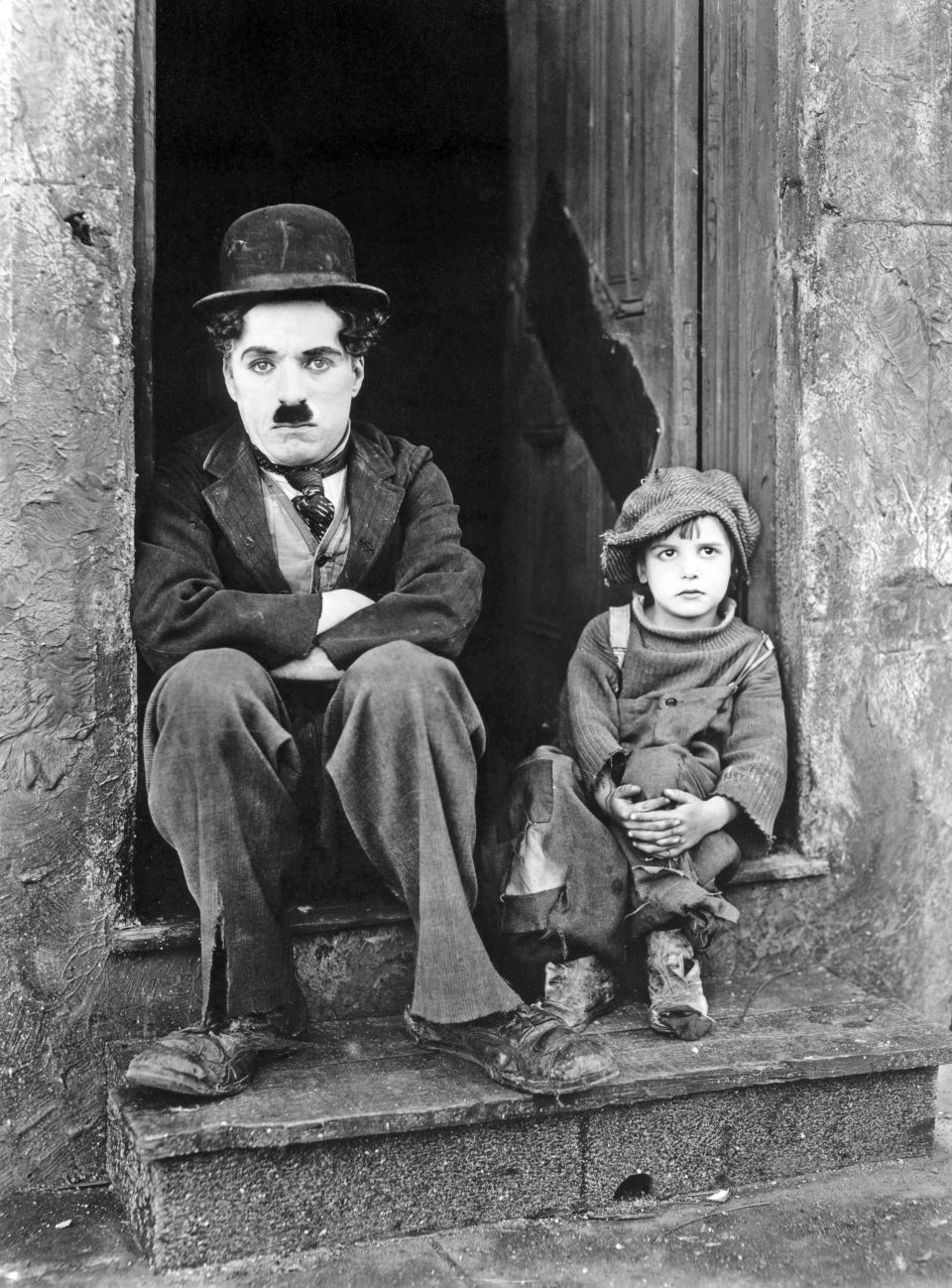 Chaplin in una scena del film Il monello