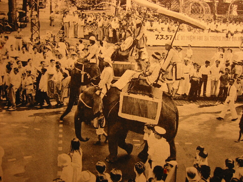 Processione durante una parata in onore delle sorelle Trung a Saigon, in vietnam nel 1957 - storia