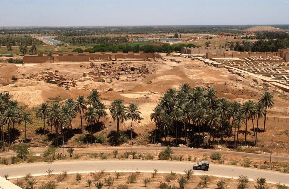 La piana di Babilonia con il sito archeologico