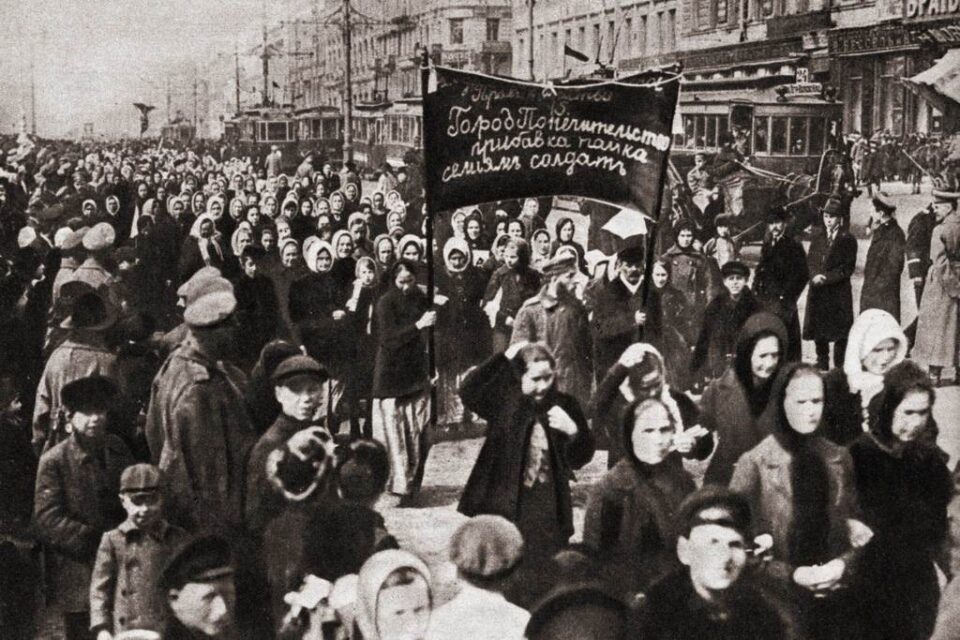 Storia festa della donna: donne russe durante la manifestazione del 1917