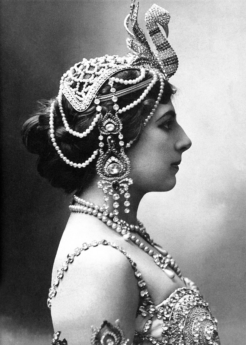 Natasha Romanoff e Mata Hari: Mata Hari