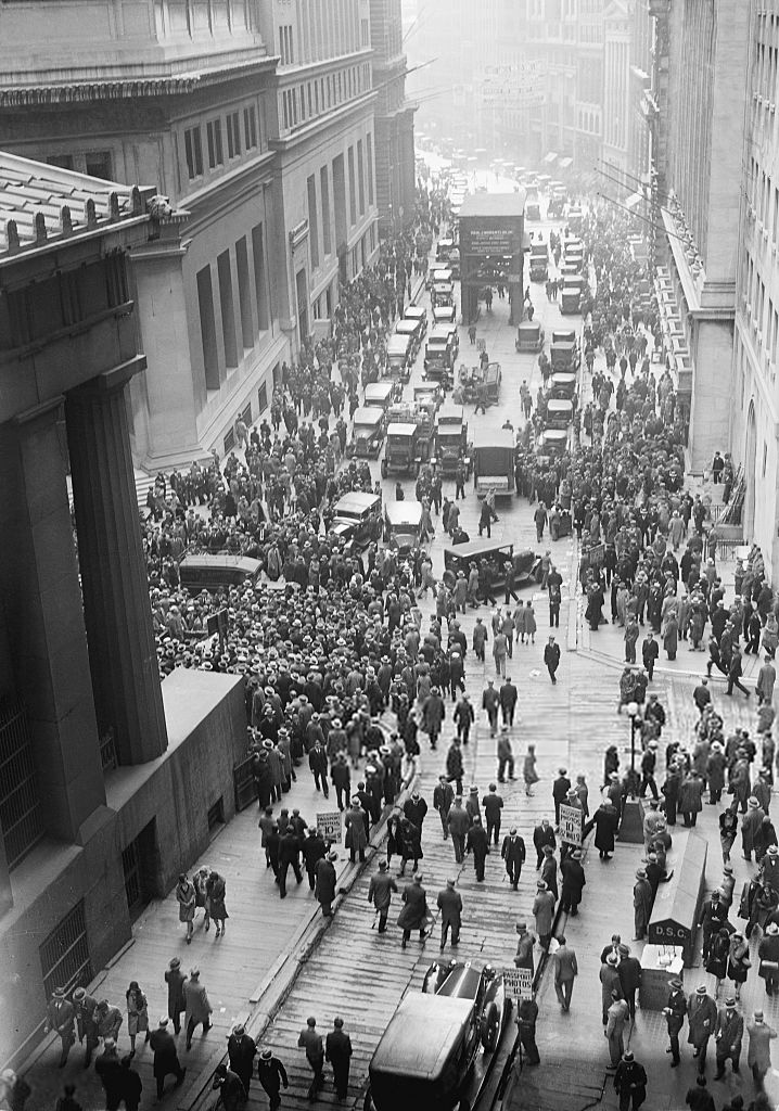 Folla fuori dalla borsa dopo il crollo finanziario del 1929