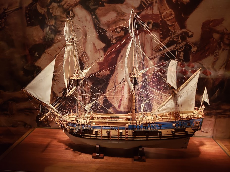 storia del pirata Barbanera - modello della Queen Anne's Revenge esposto al North Caroline Museum of History